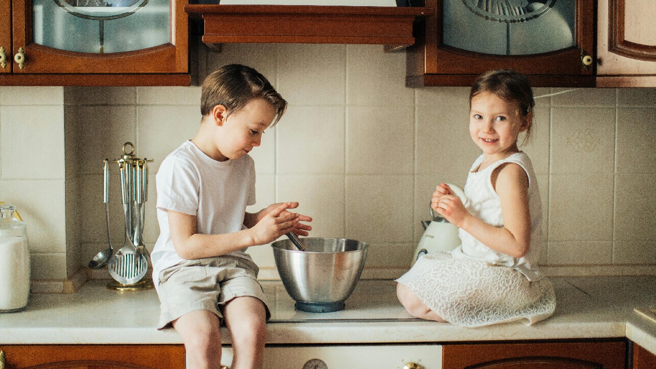 De ce copiii sunt fascinați de ustensilele de bucătărie. Specialiștii arată cum pot influența dezvoltarea celor mici