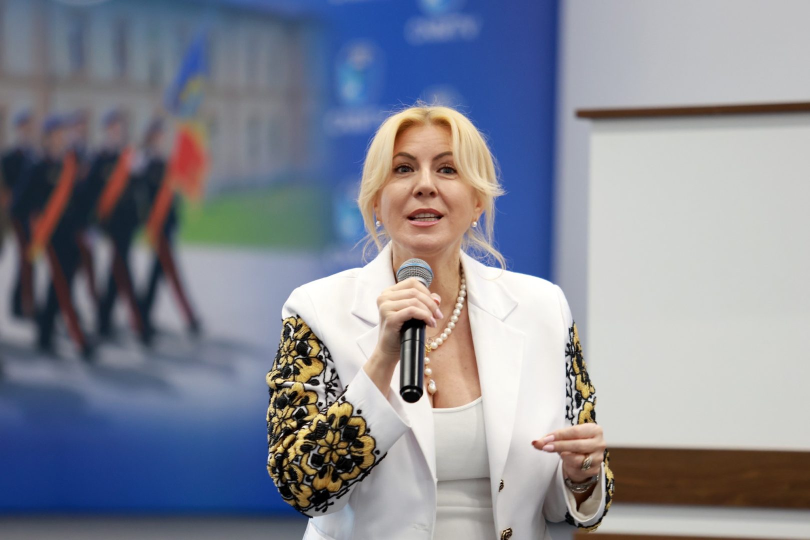 Preşedinta Confederaţiei Naţionale pentru Antreprenoriat Feminin cere introducerea unui „Green Card” pentru angajaţii din afara României: „”România ar trebui să-şi aducă înapoi forţa de muncă calificată pe care a neglijat-o”