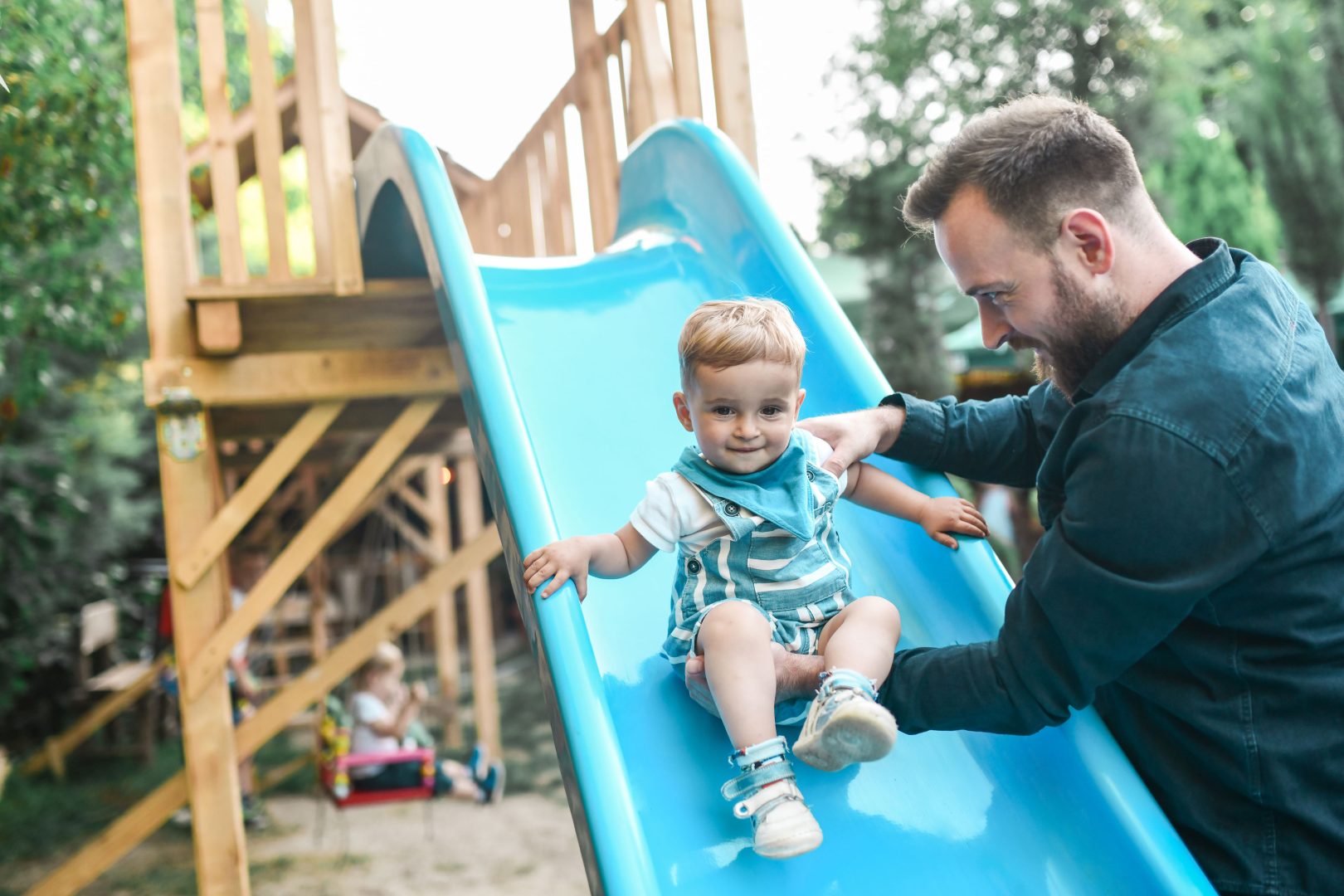 Cine sunt românii care pot beneficia de indemnizaţie de creştere a copilului. Care sunt condiţiile şi câţi bani pot primi