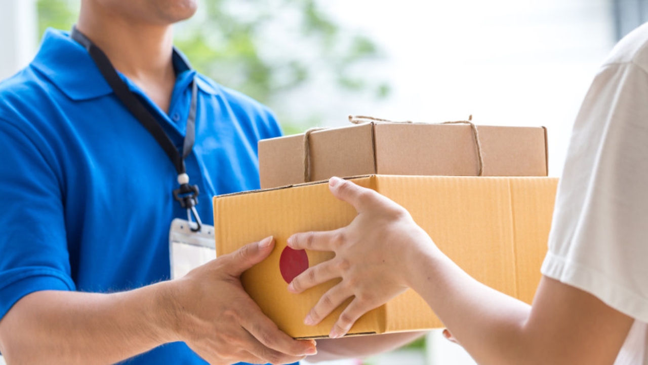 Câți bani câștigă curierii în 2026. Cum arată salariile angajaților de la Fan Courier