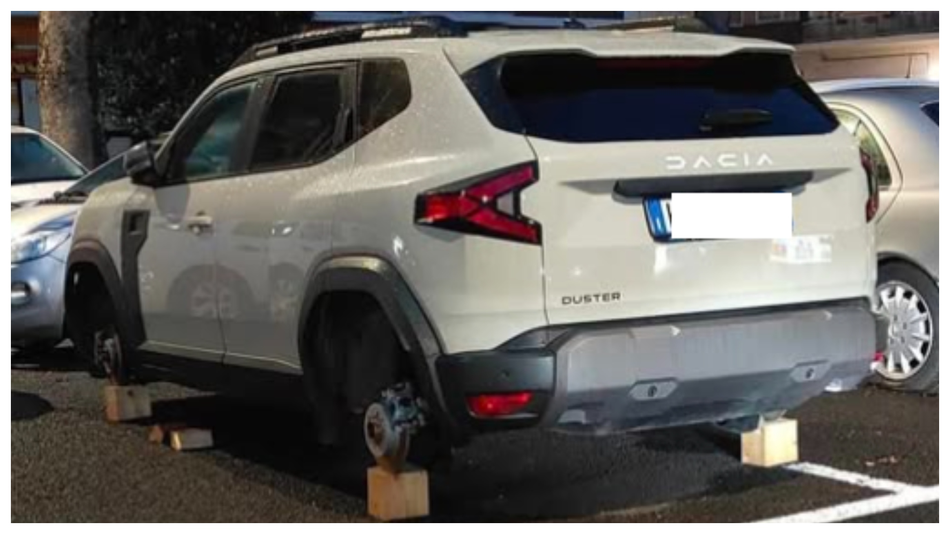 IMAGINI VIRALE Dacia Duster lăsată fără roţi şi pe butuci în Roma. Hoţii au acţionat rapid: „Au învățat meserie de la români!”