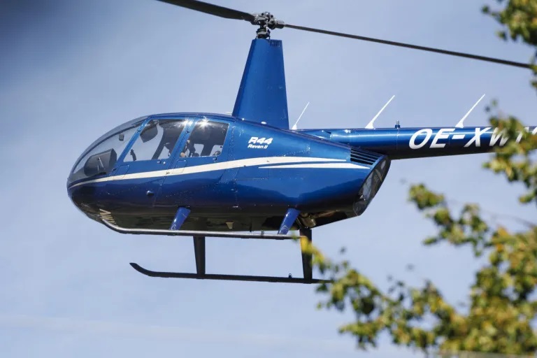 Primarul unei comune din Caraș-Severin, fără canalizare și apă potabilă, face naveta cu elicopterul: „E plăcerea mea”