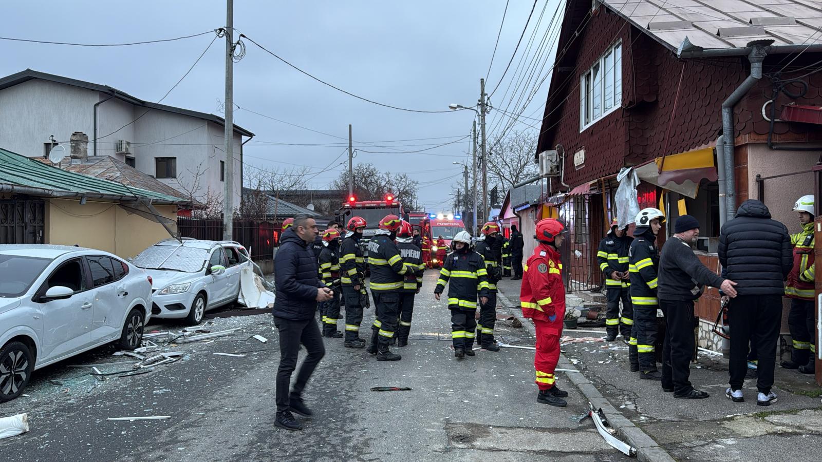 Explozie într-o locuință din Sectorul 2 al Capitalei. Două persoane sunt rănite, iar clădirea şi două autoturisme din apropiere au fost avariate