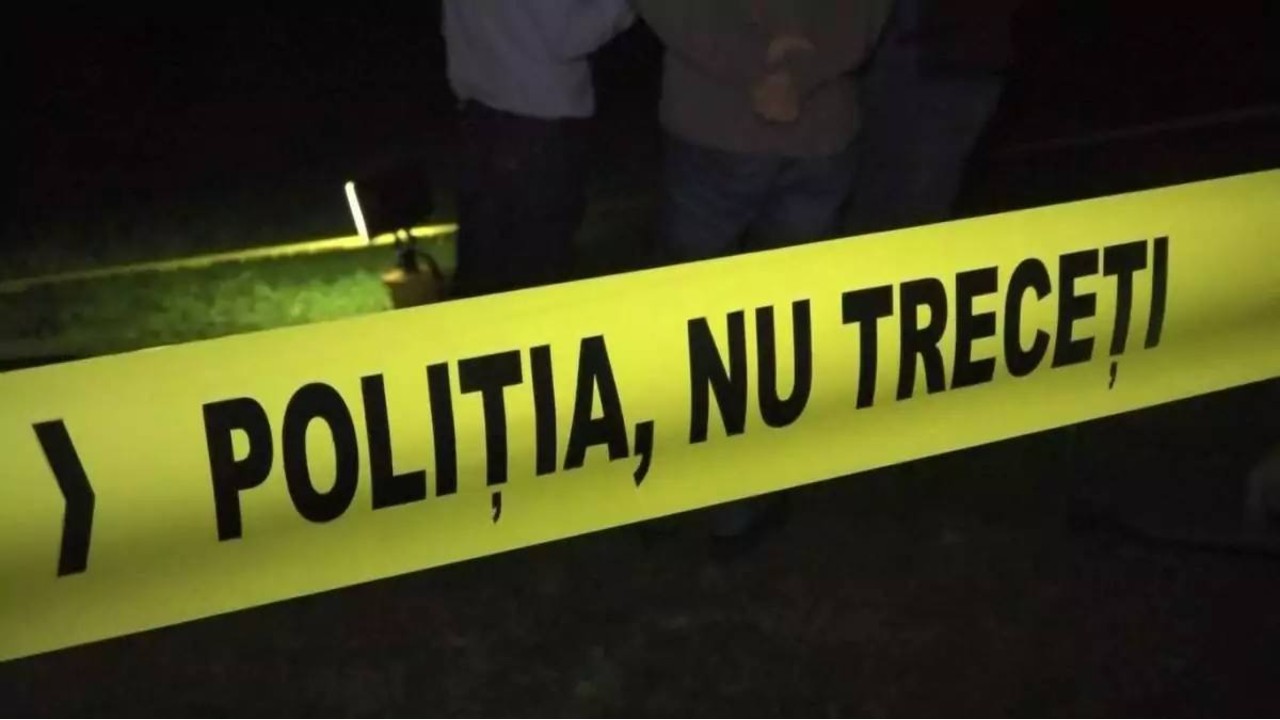 O femeie de 31 de ani a murit după ce s-a aruncat de la etajul 10 al unui bloc din Sectorul 5. Aceasta ar fi avut un comportament agitat