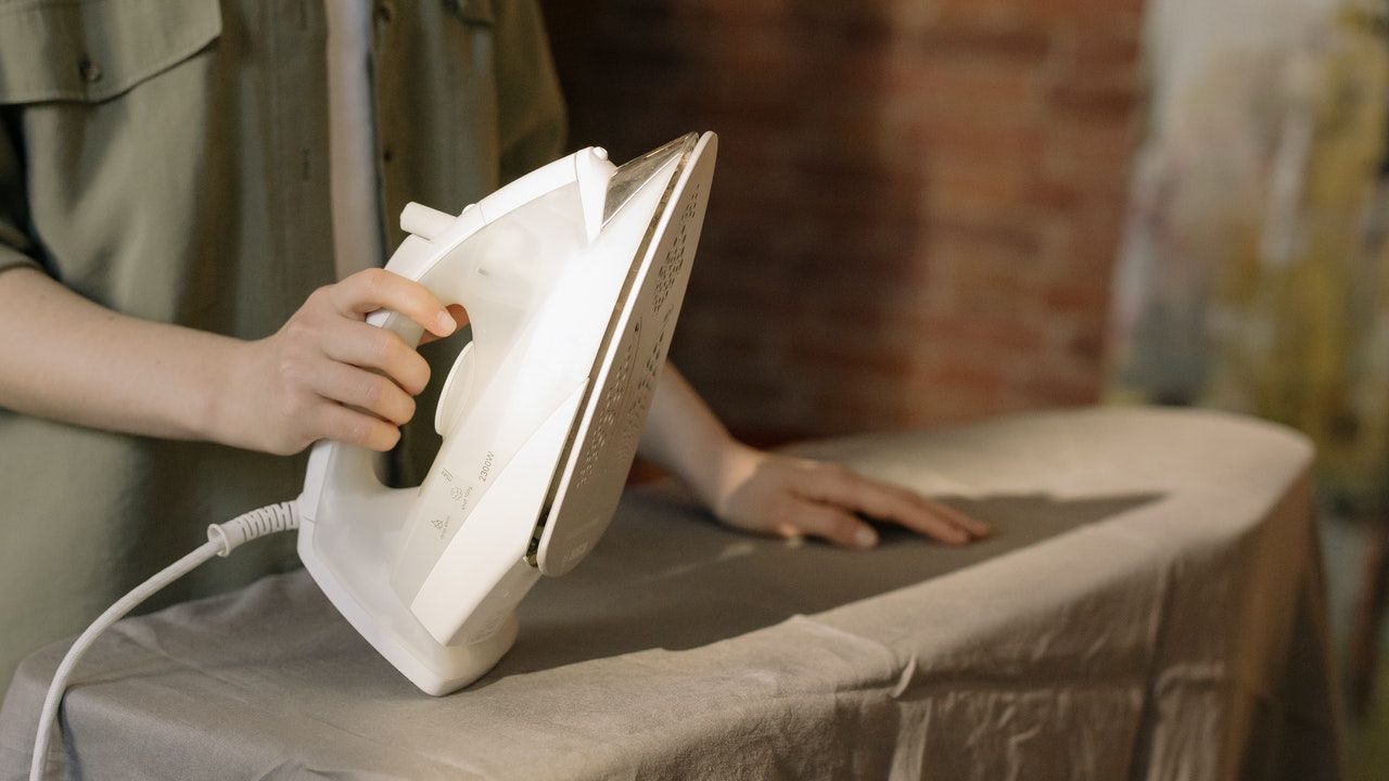 Mare atenție la fierul de călcat. Cum îți poate crește factura la curent