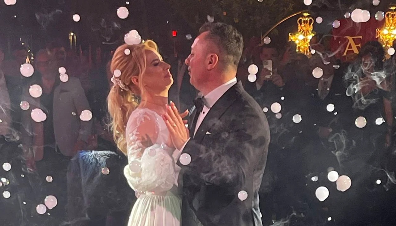 A treia oară este cu noroc. Florentin Petre s-a recăsătorit la 50 de ani: „Este meciul vieții mele. Mi-am găsit jumătatea și sunt cel mai fericit”. Nume grele la nunta dinamovistă