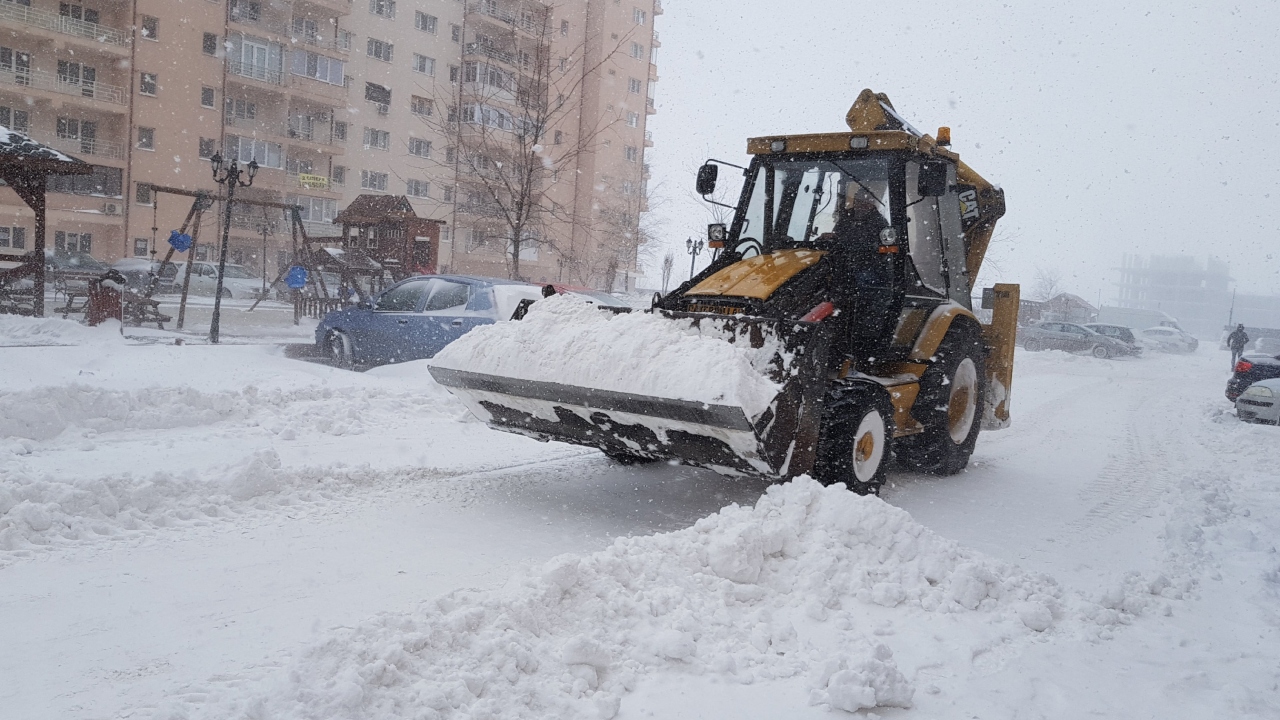 Un bărbat nemulțumit de cum i-a fost deszăpezită strada a scos pistolul la muncitori. Scene incredibile în Corbeanca