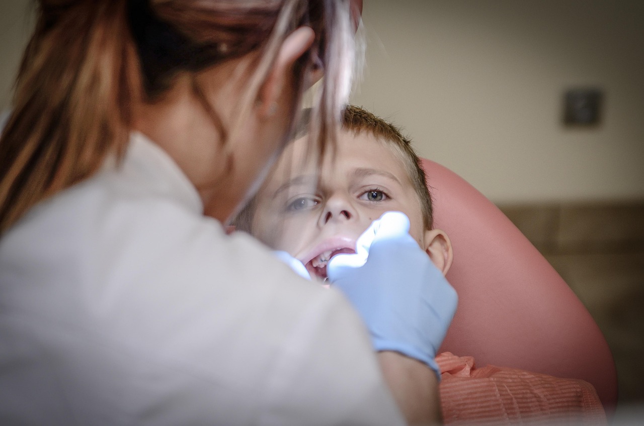 Ce servicii stomatologice sunt decontate de CNAS și care sunt condițiile pentru a beneficia de ele. Cine poate merge GRATIS la dentist