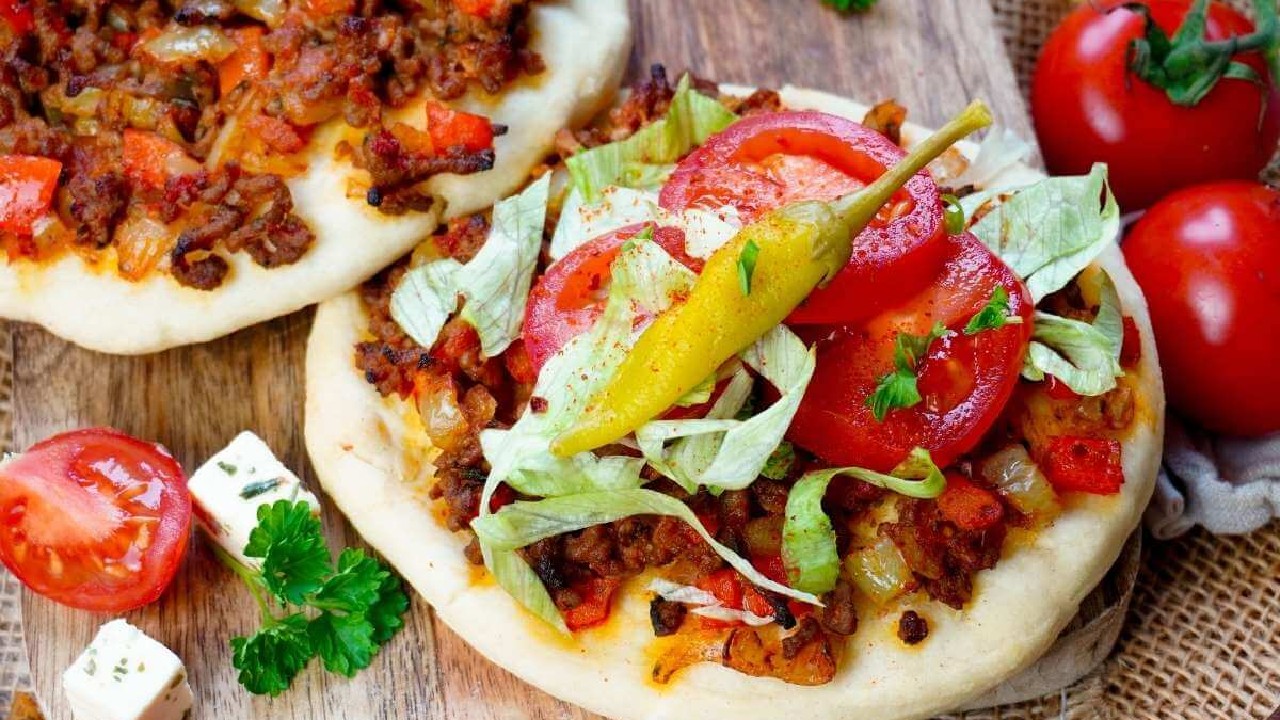Rețetă de pizza turcească cu carne tocată. Cum se prepară celebra lahmacun
