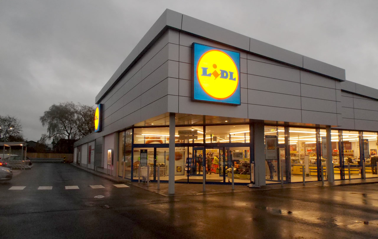Experiența inimaginabilă prin care a trecut un angajat Lidl. După 10 ani de muncă, a fost concediat pentru că a băut o sticlă de apă și a uitat să o plătească