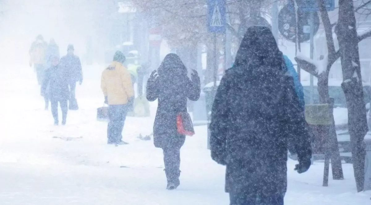 VIDEO Bucureștiul, sub Cod roșu de neputință! Statul încasează miliarde din taxe și impozite, dar vatmanii fac munca utilajelor. Mijloacele de transport rămân în continuare blocate. Prefectul Capitalei: „Planurile de deszăpezire sunt foarte vechi”