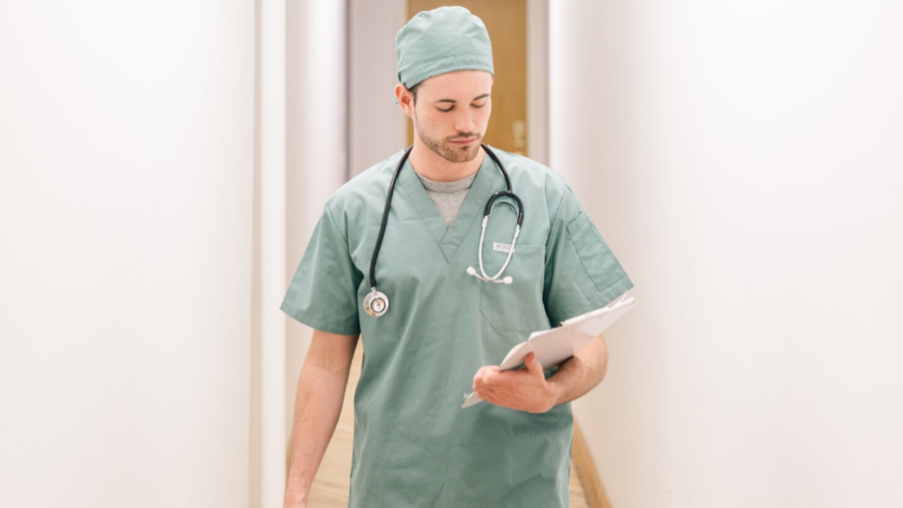 Cât câștigă un medic rezident în România. Venitul lunar, după adunarea gărzilor și sporurilor