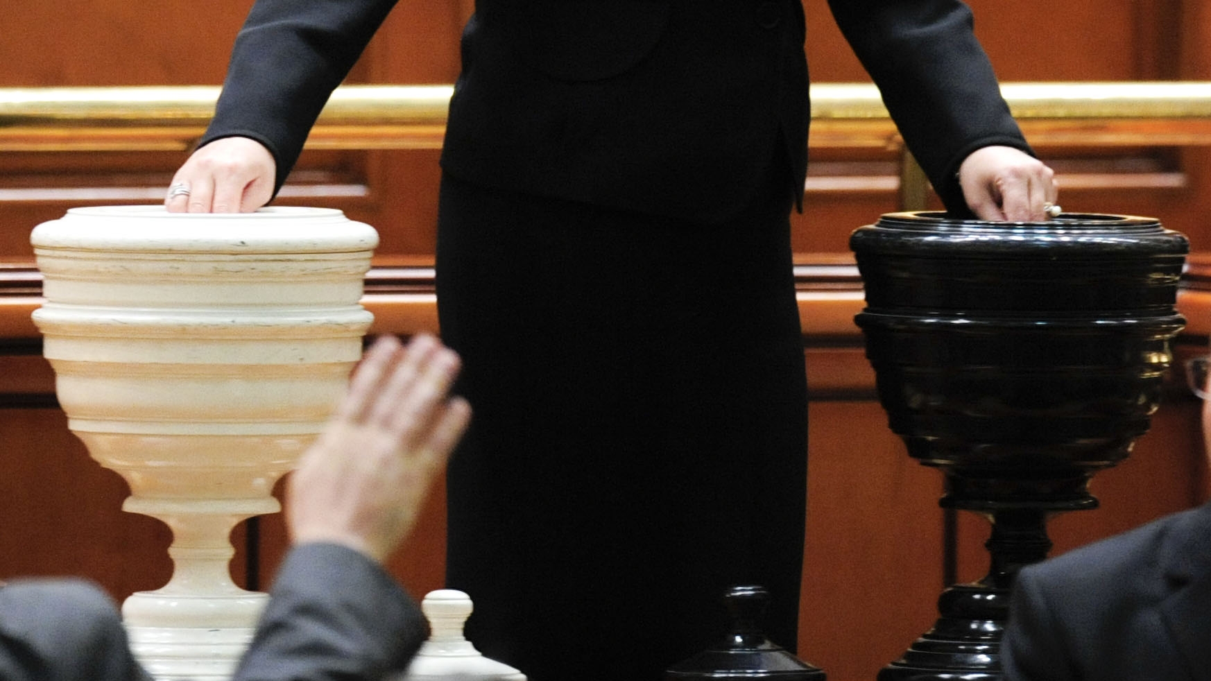 AUR și suveraniștii neafiliați din Parlament au depus trei moțiuni simple în același timp. Ce miniștri ai guvernului Bolojan sunt vizați și ce li se reproșează