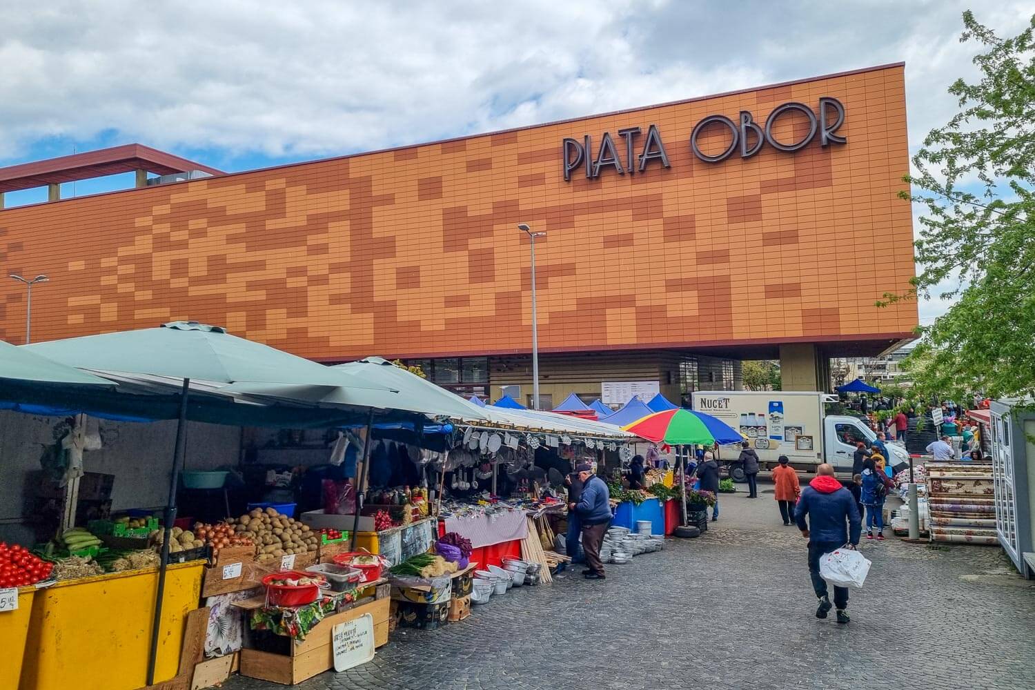 Piața Obor, „bijuteria” românească care i-a lăsat mască pe americani! O turistă din SUA a rămas uluită: „Sunt din Statele Unite, nu avem aşa ceva”