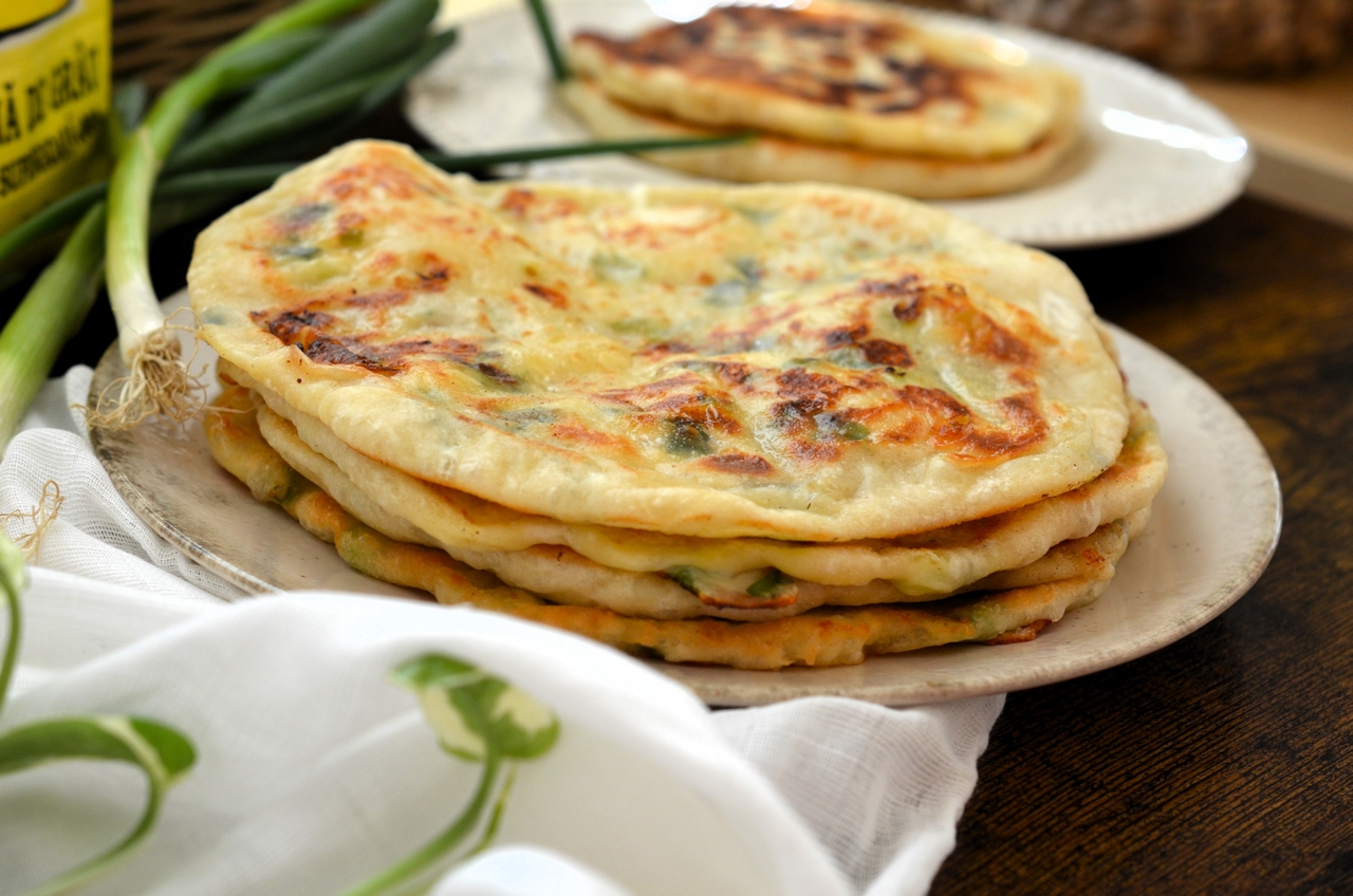 Cea mai simplă rețetă de plăcinte cu brânză și verdeață: Aluat fraged fără dospire și o umplutură generoasă