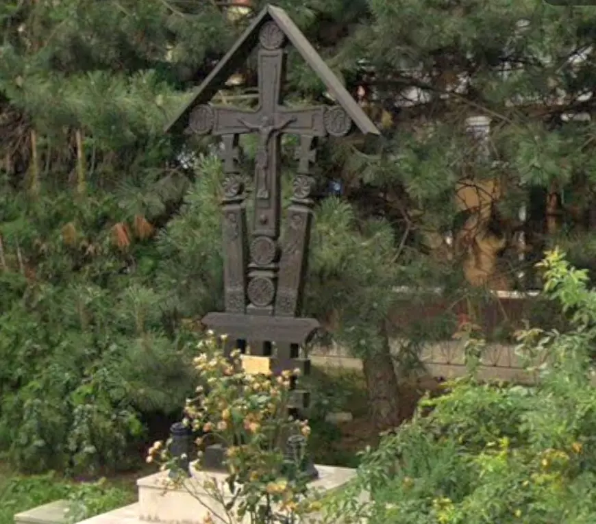 Troița sculptată de Eugen Sechila