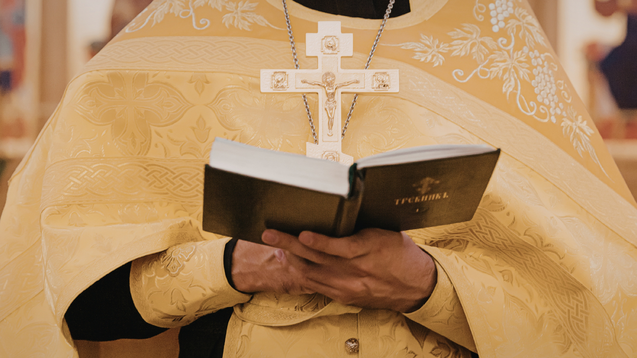 Nici popa nu mai e sfânt. Un preot din Cluj, acuzat că și-a amenințat și lovit fosta amantă: „Mi s-a arătat că mi se ia gâtul, că sunt pomenită la morți”