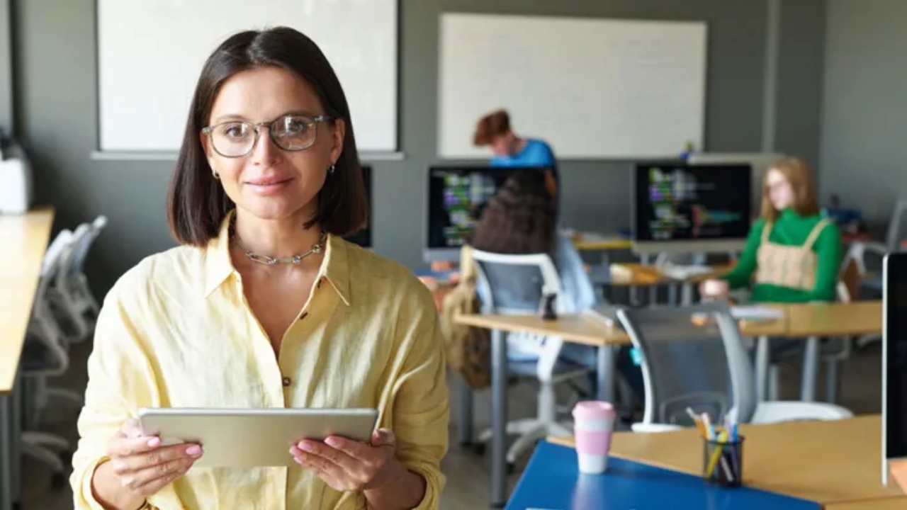 Profesorii încă nu și-au primit prima de carieră didactică pe 2025. În ultimele două luni nu s-au făcut demersurile necesare pentru acordarea banilor DOCUMENT