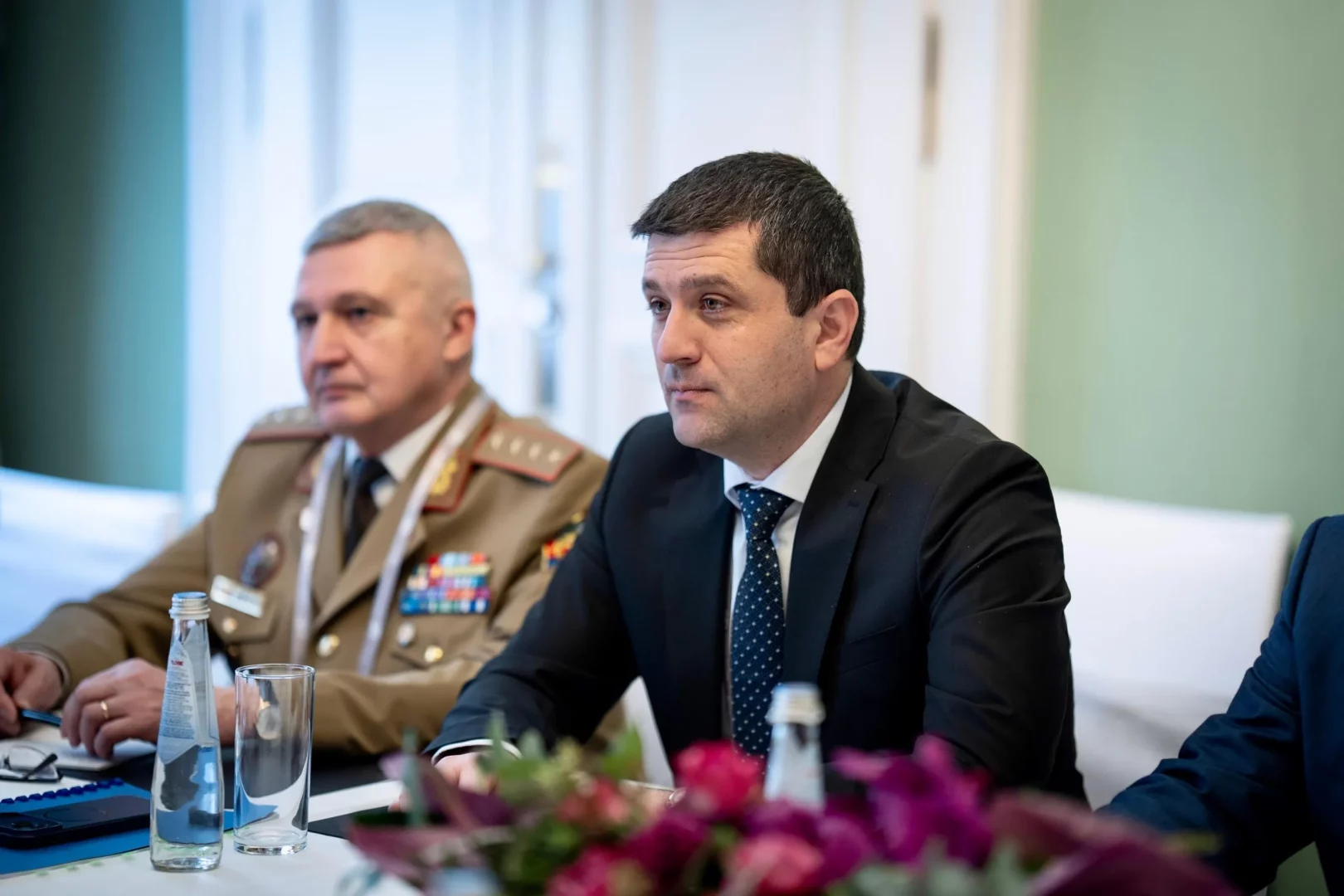 Un nou scandal în coaliţie, dar cu alte tabere. Norma de hrană a bugetarilor este noul măr al discordiei: „Eu nu semnez” / „S-a găsit PSD în USR”