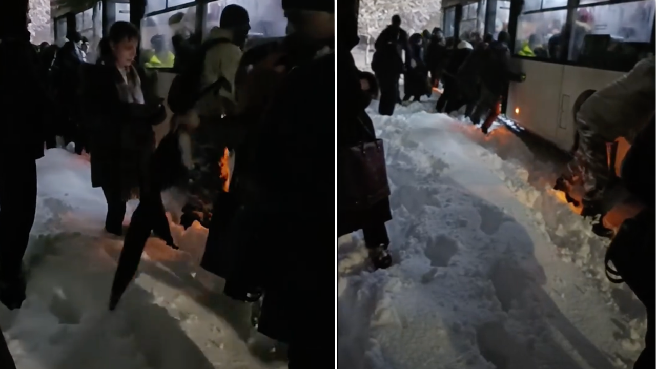STB-ul a pierdut lupta cu nămeții! Scene ireale în nordul Bucureștiului: Călătorii au coborât și au împins autobuzul blocat în zăpadă