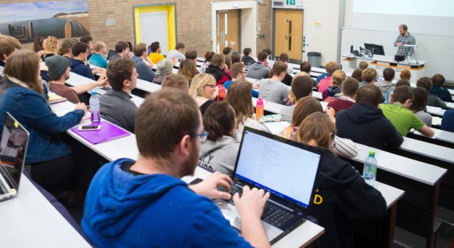 Universitățile de stat din România măresc taxele pentru studenți. Cei care vor să studieze Dreptul trebuie să plătească dublu