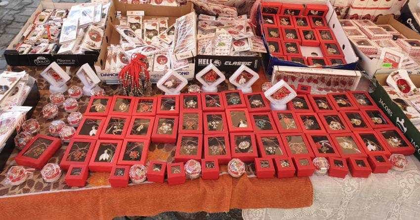 Mărțișoare din aur și argint. Ce trebuie să verifice românii înainte să le cumpere cadouri de 1 Martie