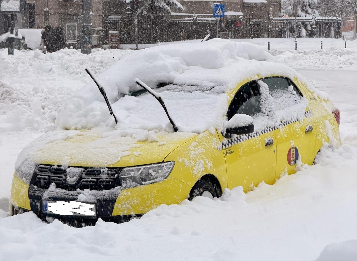 Descoperire șocantă în Capitală, în plin cod de ninsori. Taximetrist găsit mort în mașină