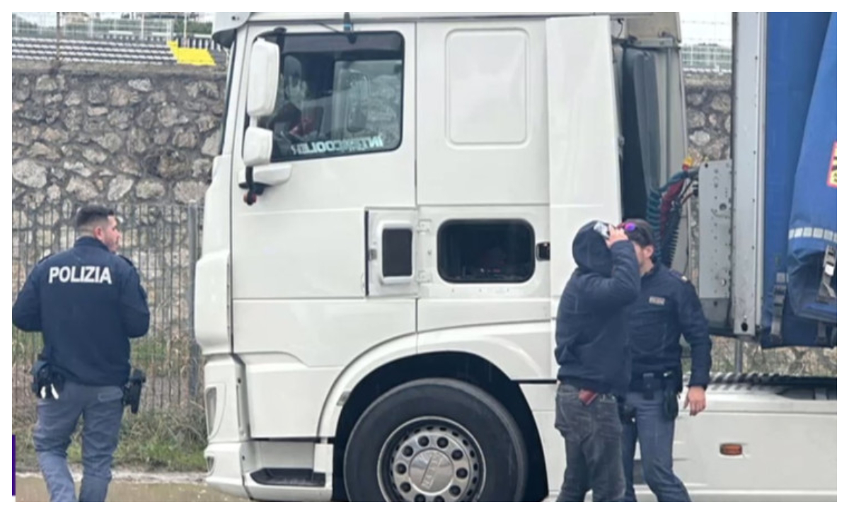 Șofer român de TIR, prins cu 100 de kilograme de cocaină în Italia