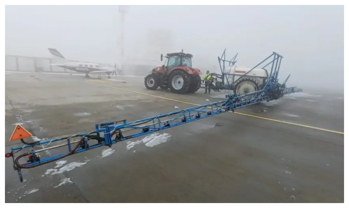 Tractoare și utilaje agricole vechi de peste 30 de ani, folosite pentru deszăpezirea unui aeroport din România. Președinte CJ: ”Nu știam că facem deszăpezirea așa”