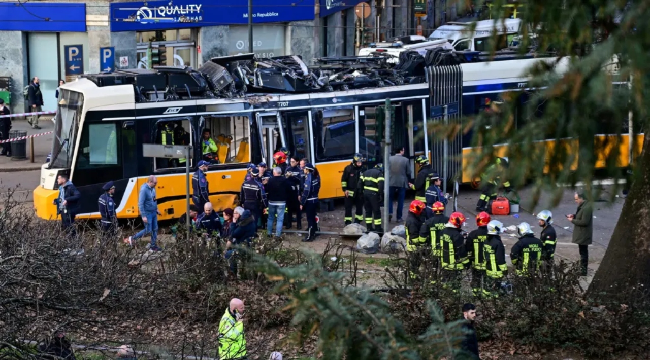 Un tramvai a deraiat la Milano, provocând moartea unei persoane. Alți 40 de oameni sunt răniți