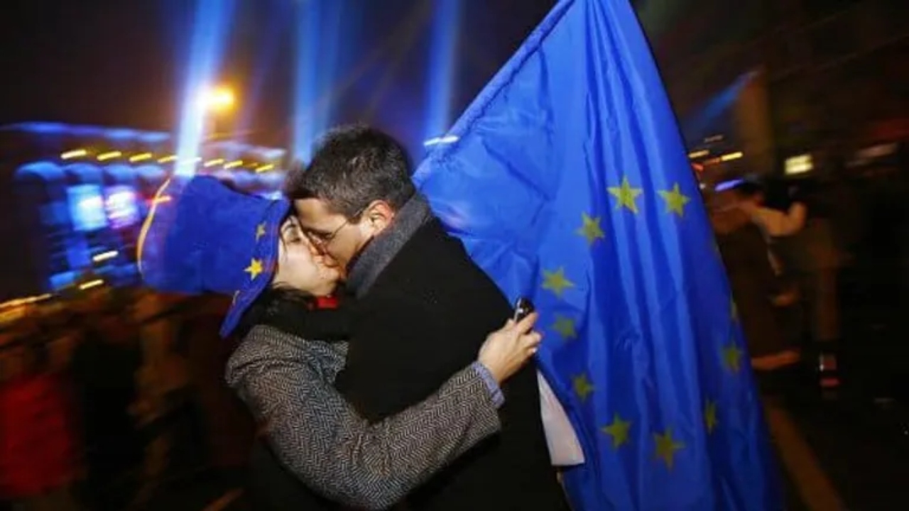 Numai 32% dintre femei consideră că UE limitează suveranitatea României, față de 45% dintre bărbați. Ce părere au românii despre apartenența la Uniunea Europeană, în funcție de gen (Barometrul Informat.ro – INSCOP)