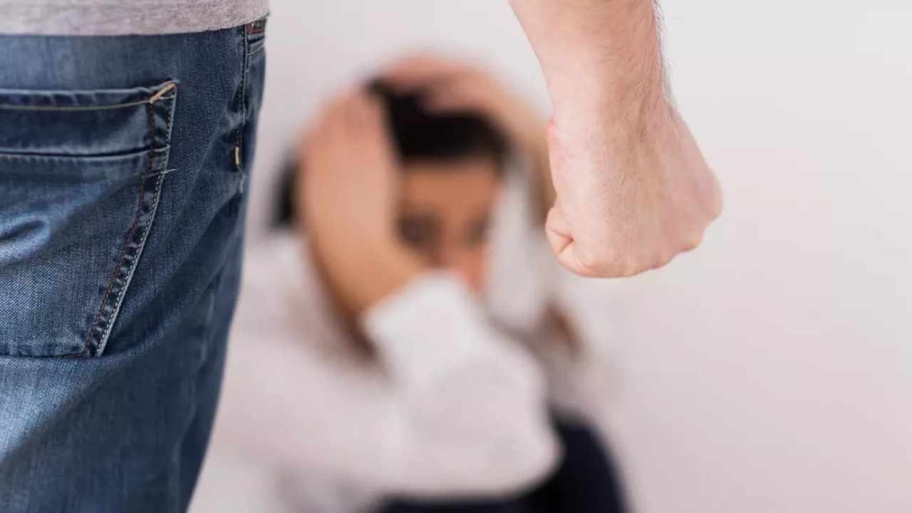 Agresorii care nu fac dovada consilierii psihologice vor primi amenzi de până la 10.000 de lei. Măsura a fost deja adoptată de Camera Deputaților