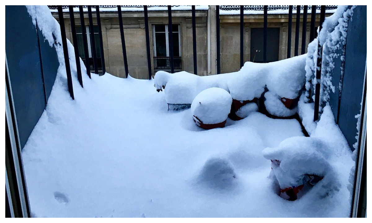 Ce amenzi riscă românii care aruncă zăpada de pe balcon direct pe trotuar. Avertismentul autorităților