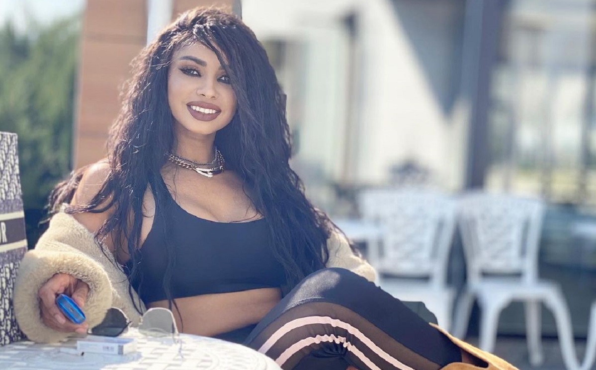 Laurette Atindehou, imobilizată la pat timp de 5 luni după o operație estetică: „Migrează, se infectează și nu se absoarbe de corp. După șapte ani, am ajuns să nu pot să merg”