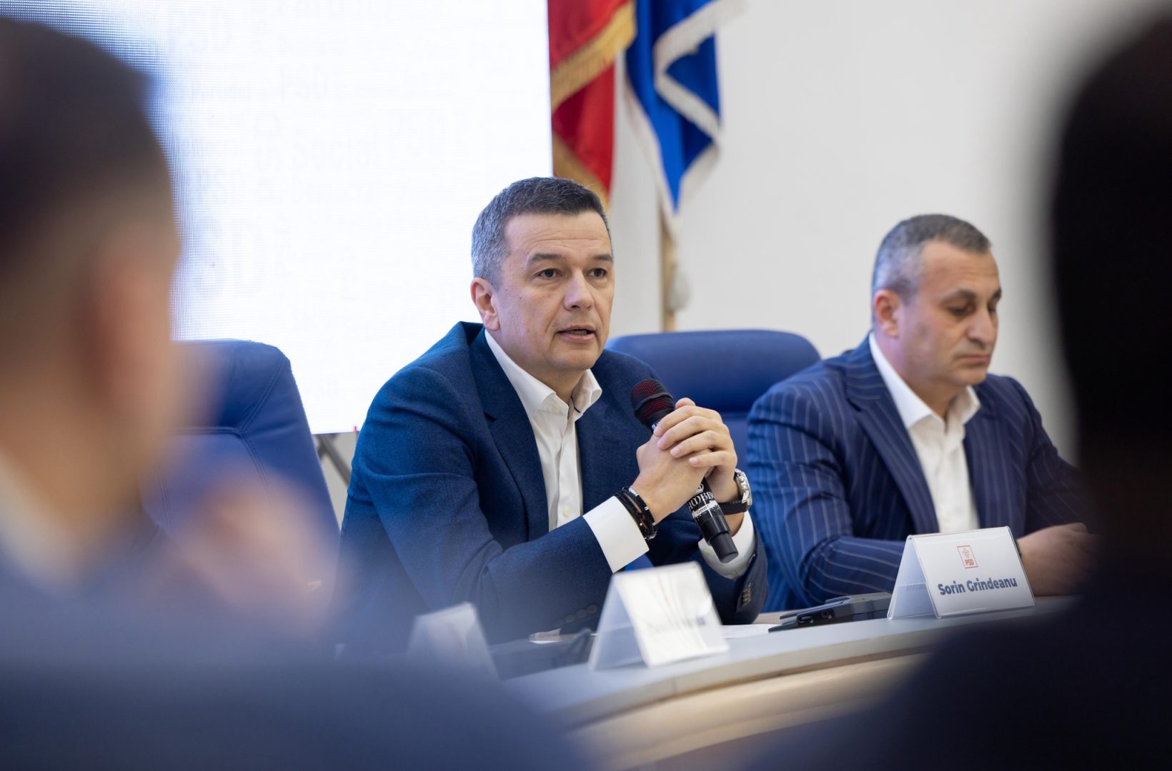 Sorin Grindeanu, noi atacuri la adresa lui Bolojan şi la Târgovişte: „Ştiu, îmi spune mama. Nu putem fi prizonierii unei guvernări care ia pâinea de pe masa românilor!”. Liderii locali au cerut fie ieşirea de la guvernare, fie eliminarea USR din Coaliţie