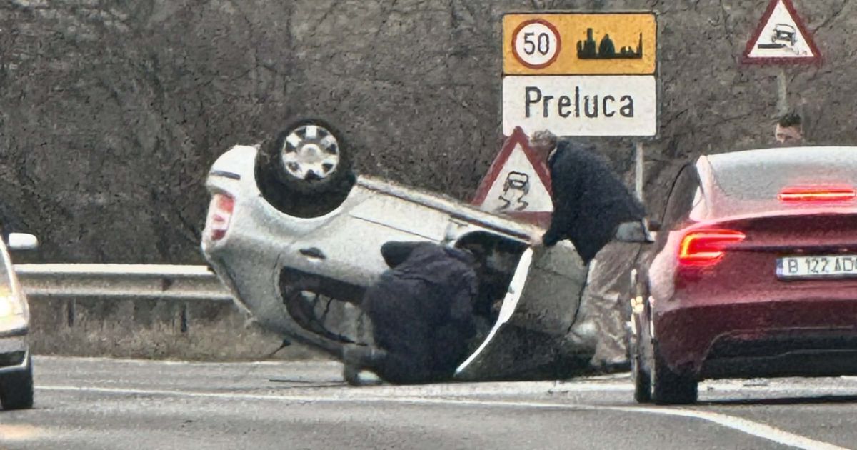 Șofer de 75 de ani, la spital după ce s-a răsturnat cu mașina