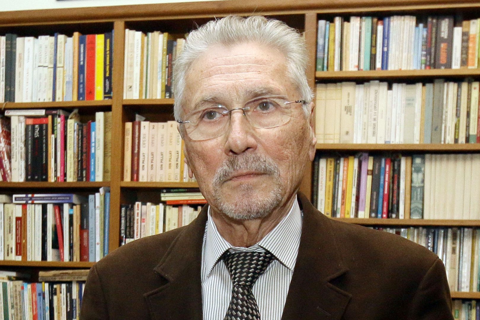 Emil Constantinescu, apariţie rară în Parlament. Fostul preşedinte a venit să apere bugetul Institutului Levantului: „Noi dăm, nu luăm de la Parlamentul României”