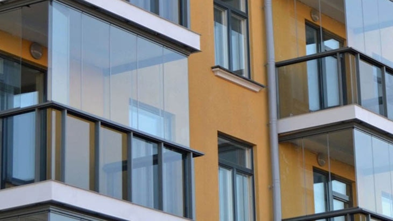 Reguli stricte pentru locatarii de la bloc care vor să-și închidă balconul. Autorizații necesare în 2026