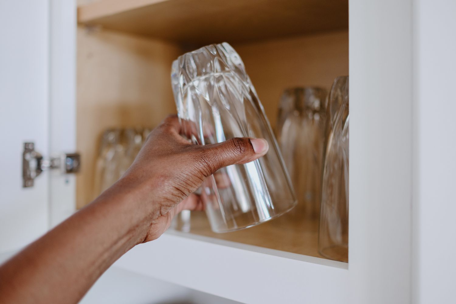 Tu cum depozitezi paharele? Iată motivul pentru care cănile și paharele ar trebui ținute cu susul în jos