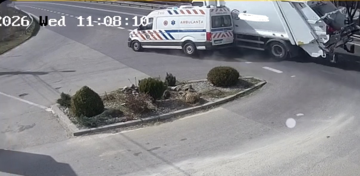 Victima unui accident rutier, rănită din nou după ce ambulanţa care îl ducea la spital s-a ciocnit cu o mașină de gunoi
