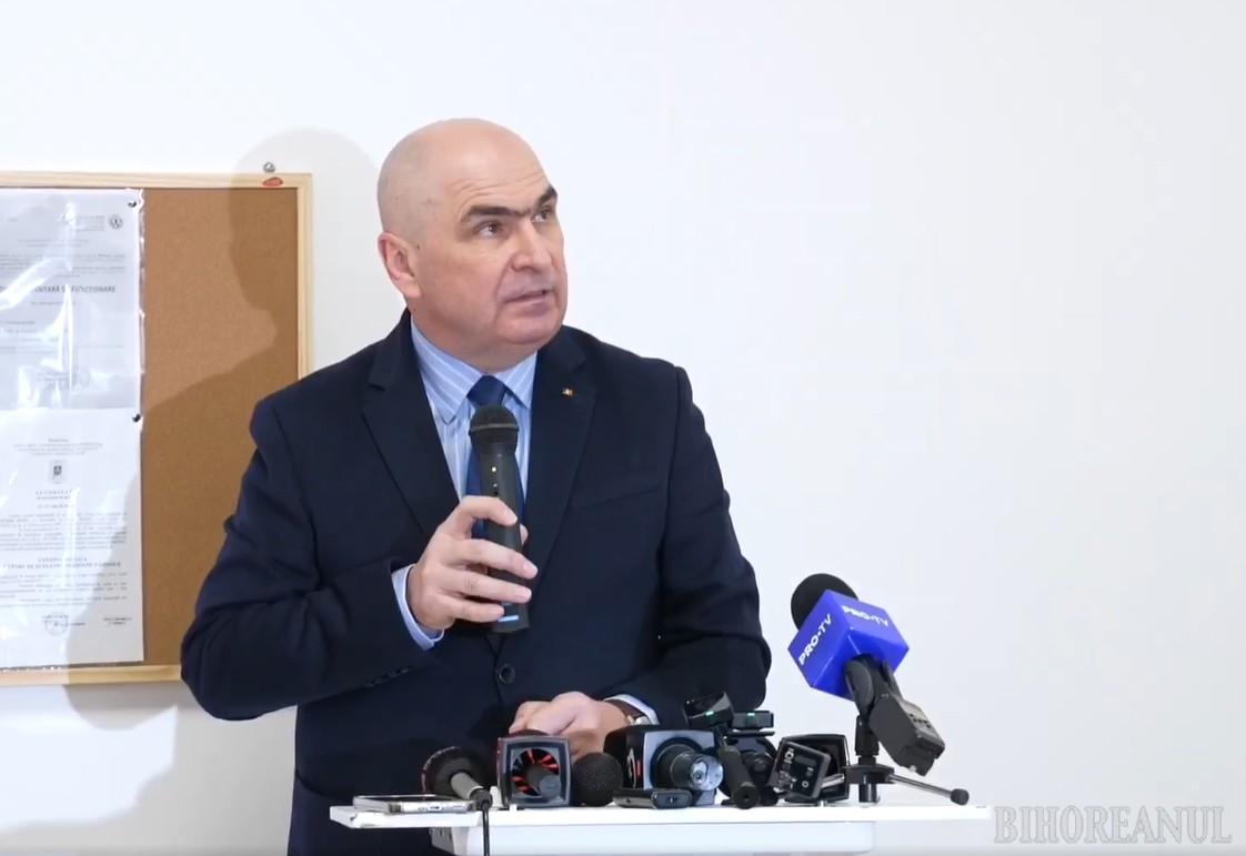 Premierul Ilie Bolojan promovează dezvoltarea locală: „În urma noastră nu rămân declaraţiile politice, nu rămân conflictele, ci școli și spitale modernizate”