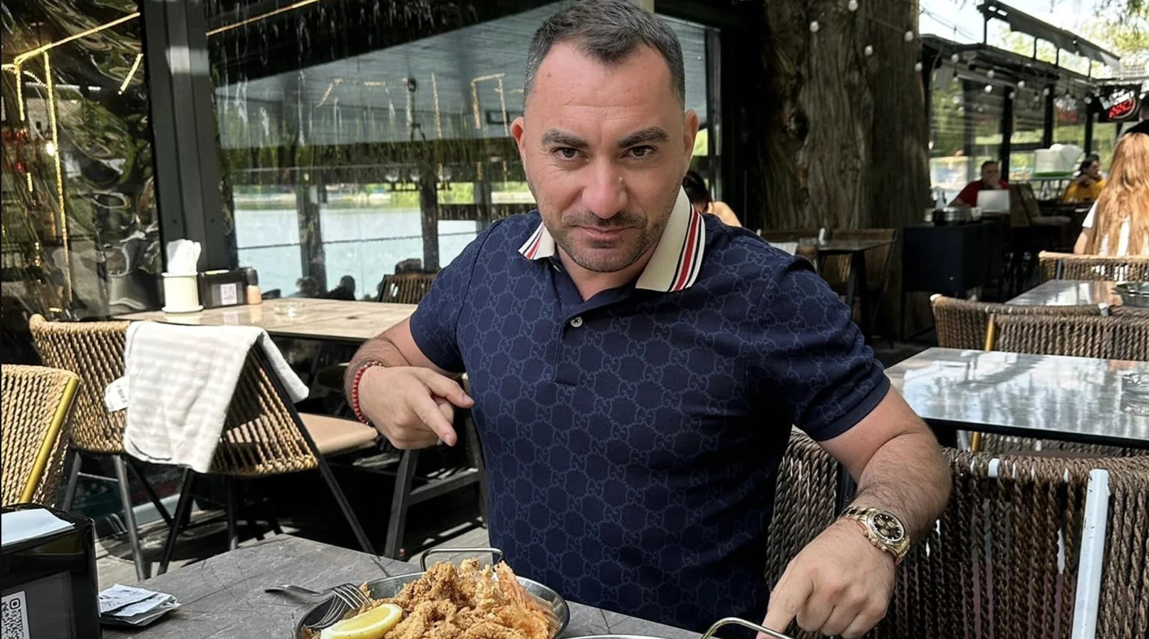 Peștele se prinde cu năvodul, Pescobar s-a prins cu vorba! Justiția l-a „agățat” în cârlig și l-a tras la mal, iar acum nu mai are voie să pronunțe numele Fryday