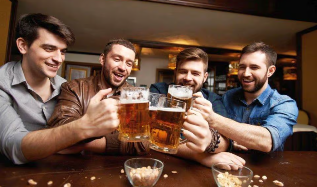 Ziua Bărbatului 2026: Mitul celor 40 de pahare băute de Mucenici! Când se sărbătoresc Ziua Soţului şi Ziua Tatălui