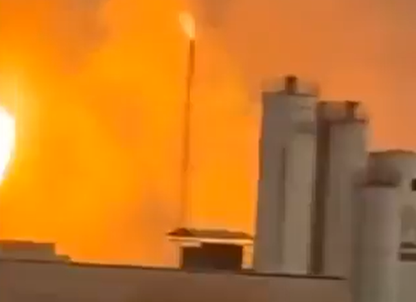 Războiul din Iran se extinde. Incendiu într-un complex petrolier din Bahrein după un atac cu drone de la Teheran VIDEO