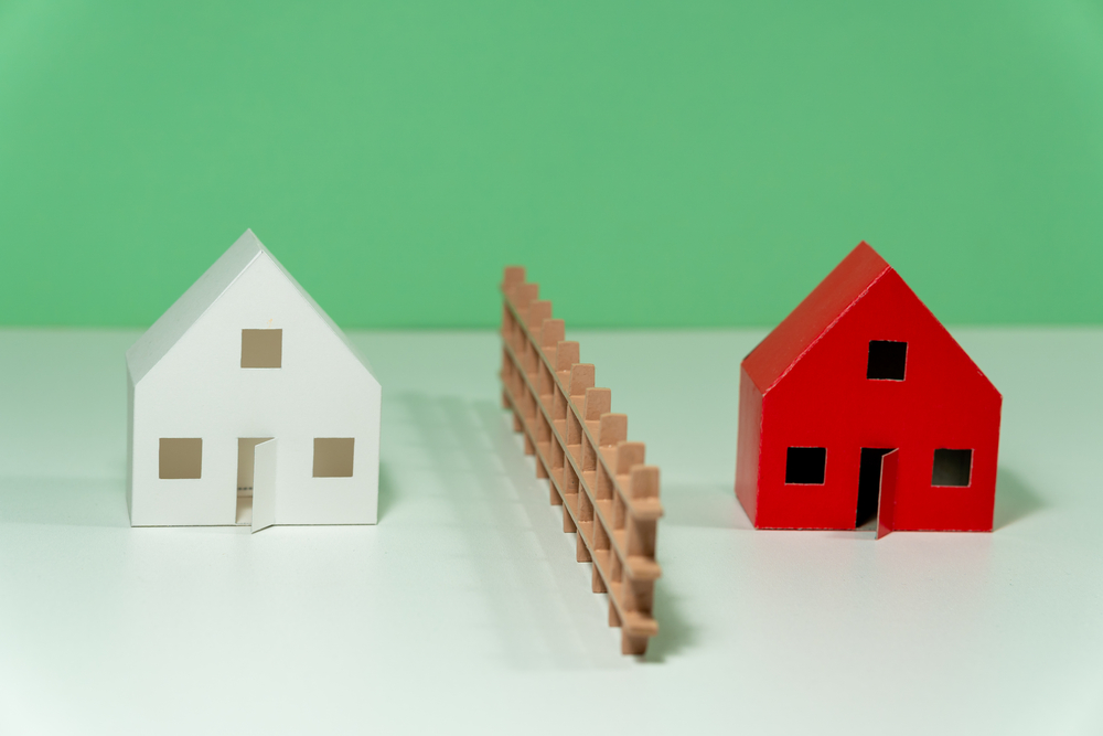 Cine este obligat prin lege să plătească gardul dintre vecini? Ce faci dacă cel de lângă tine refuză să dea un leu