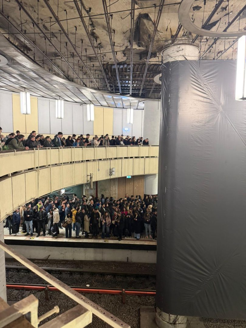 Haos la metrou miercuri dimineață. Călătorilor li s-a cerut să coboare din tren