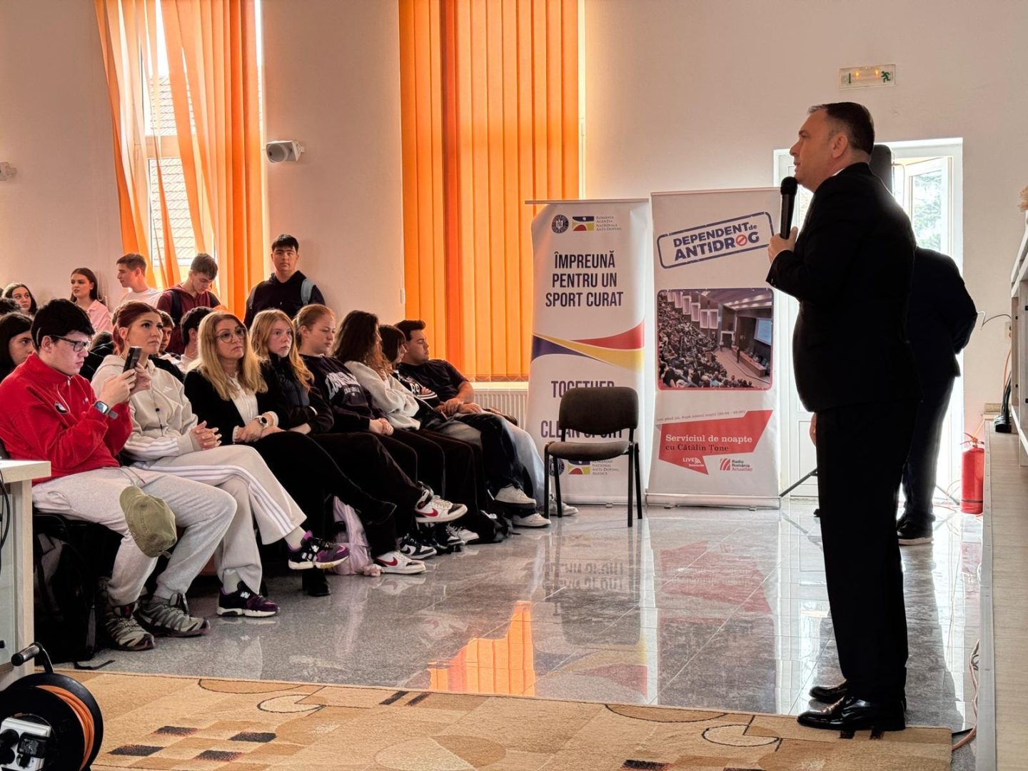 Drogurile ajung tot mai aproape de şcoli: experţii campaniei naţionale „Conştient, nu dependent”, la Chișineu-Criș, în dialog cu elevi, profesori și părinți