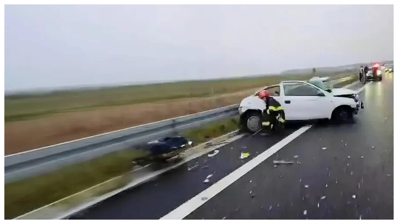 Accident între o maşină şi un autocar cu 38 de copii. Şoferul autoturismului a fost rănit