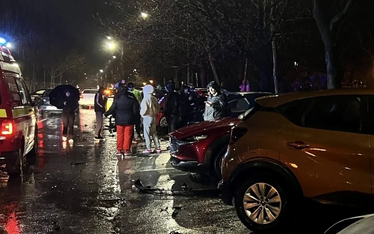 Un șofer de 20 de ani s-a crezut zmeu în Capitală. A lovit 8 mașini parcate regulamentar, apoi a făcut scandal