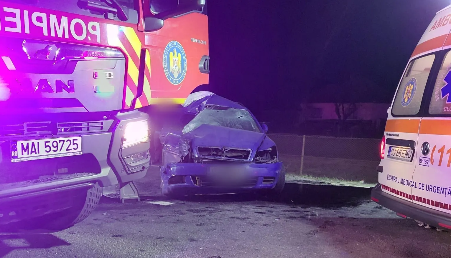 FOTO VIDEO O fetiță de 3 ani și tatăl ei au murit pe loc. Mașina în care se aflau a fost aruncată pe contrasens, direct într-un TIR